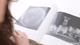 Подарил утренний секс молоденькой брюнетке с торчащими сосками