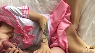 Частный секс в постели с умницей в юбке