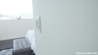 Брат и сестричка начали с минета и закончили сексом в кушетке