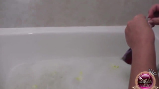 Зрелка ебёт дочь резиновой игрушкой из комода