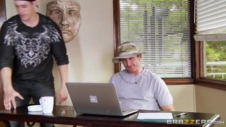 Фермерскую дочку поймали на сеновале и чпокнули толстым пенисом в очко