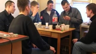 Приятная опытная прошмандовка соблазняет и ебется с толпой молодых парней