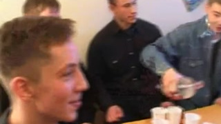 Приятная опытная прошмандовка соблазняет и ебется с толпой молодых парней