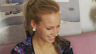 Русский пацан ебёт в киску ухоженную блондиночку