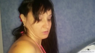 Опытная матюрка соблазняет сынка подруги у себя дома