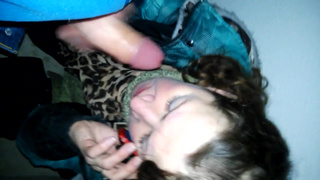 Пьяная русская дама отсасывает молодому любовнику и общается по мобильнику