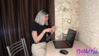 Русская сестричка посасывает хуец и трахается с парнем старшей сестры у нее на глазах