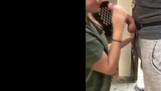 Мужчина втихаря ебал в ротик замужнюю бабу дружка