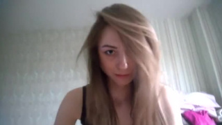 Симпатичная телка берет в ротик пенис бойфренда