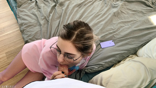 Белокурая сестра в сетчатых чулочках уткнулась киской в стояк брата