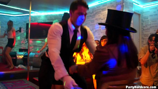 Красавицы на секс вечернике целуются и сношаются со всеми подряд