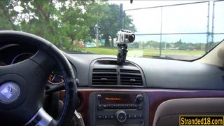 Давалка делает минетик в машине незнакомцу