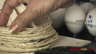 Порно онлайн сыночек чпокнул мамашку в позе рачком