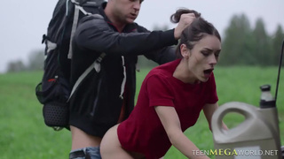 Путешественник загнул на четвереньках и трахнул красивую студентку