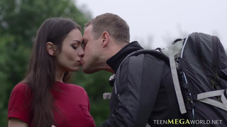 Путешественник загнул на четвереньках и трахнул красивую студентку