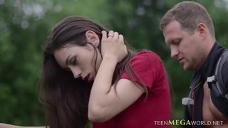 Путешественник загнул на четвереньках и трахнул красивую студентку