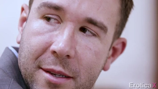 Голые ночные бабочки отсасывают бизнесмену во время обеда