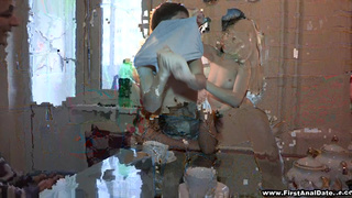 Наивная пара ебется в очко прямо на кухне