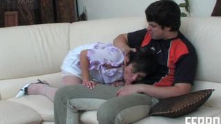 Сынишка выебал свою русскую мамашку в тугой анал