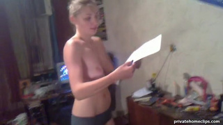 Сосед снимает свою красивую обнаженную малышку