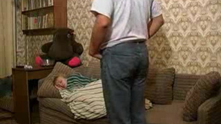 Русская прошмандовка обсасывает мужику пока супруги нет дома