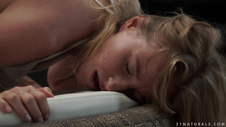 Первый анальный секс миловидной путаны в гостях кавалера