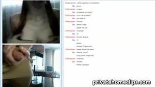 Малышка из России соблазнила пацана своими титьками в видео чате