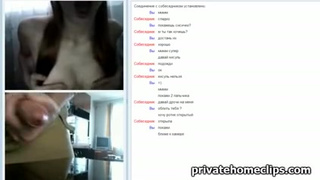 Малышка из России соблазнила пацана своими титьками в видео чате