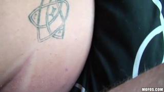 Чика соблазнила дорогого своими горячими большими дыньками