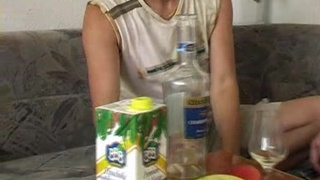 Бухой паренек сношает сухощавую телку в киску