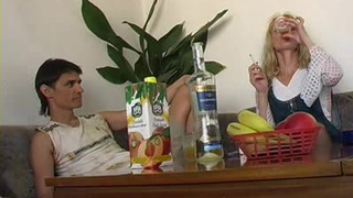 Бухой паренек сношает сухощавую телку в киску