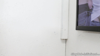 Секс через дыру в стене с красивой 18-ти летней красоткой
