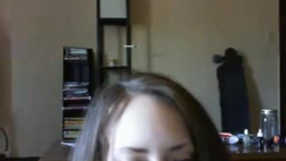 Дает пососать а затем сношает между доек домашнее