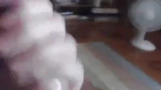 Милаха дома ласкает хуй своему муженьку парню