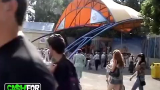 Кобели пикапнули на улице смазливую красавицу