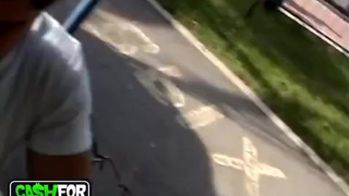 Кобели пикапнули на улице смазливую красавицу