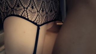 Засунул два пальца во влагалище и отжарил девушку в чулочках