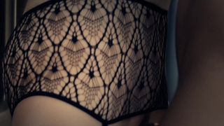 Засунул два пальца во влагалище и отжарил девушку в чулочках