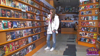 Пацан выебал красивую русскую девченку в магазине