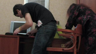 Компьютерный гений чпокнул матюрку в кабинете