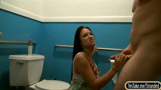 Грубый секс со опытной бабой в туалете