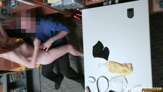 Охранник магазина жестко шпилит неумелую воровку в подсобке