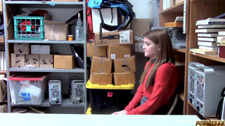 Охранник магазина жестко шпилит неумелую воровку в подсобке