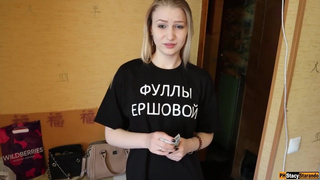 Сводный брат заставляет сеструху сосать хер, поймав ее на краже денег