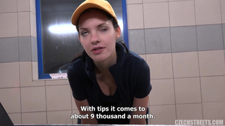 Наивная автомойщица согласилась за деньги сосать и ебаться с клиентом