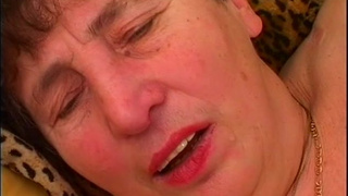 Полноватая 68-летняя  бабка потрахалась с молоденьким соседом втайне от его супруги