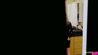 Мамашка смотрит как брат шпилит сестричку за спиной у отца