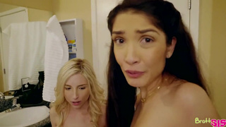 Мамашка смотрит как брат шпилит сестричку за спиной у отца