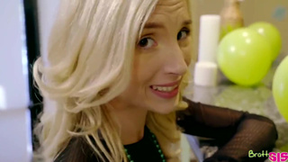 Мамашка смотрит как брат шпилит сестричку за спиной у отца