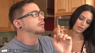 Мамка и сынуля пережили случайный трах посреди дня